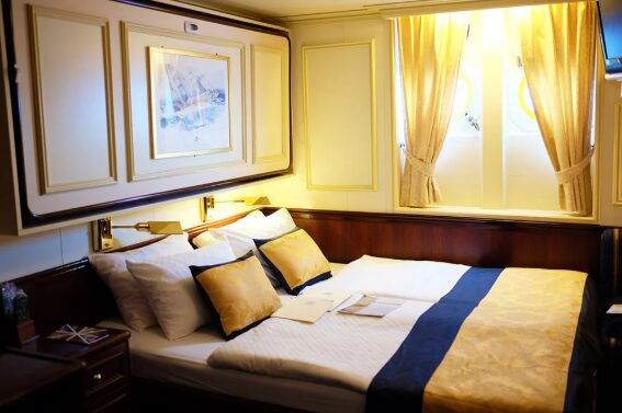 cat 4 outside cat 4 outside